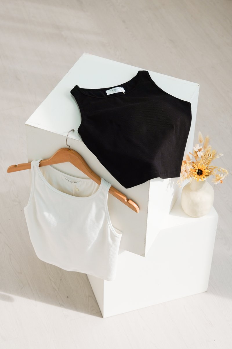 Xyla Basic Padded Ribbed Tank Top In Black