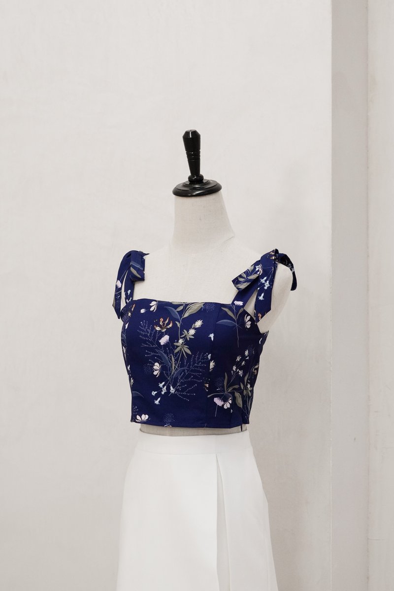 Aleena Self Tie Floral Crop Top In Navy