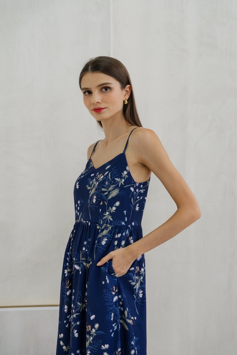 Aleena Floral Camisole Midi Dress In Navy (XS)