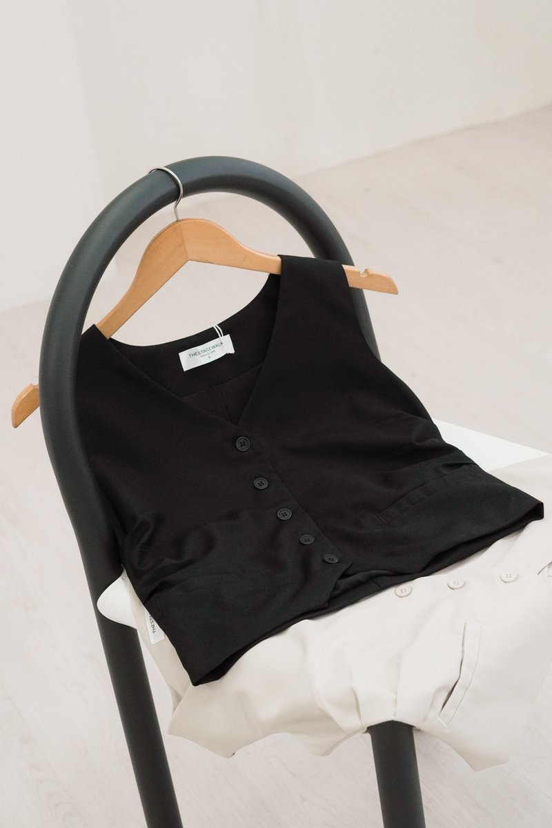 Gabriela Side Ruched Vest Button Top In Black (L)