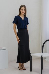 Tomi Textured V Neck Top In Navy (XS)