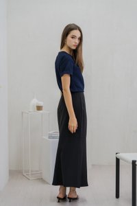 Tomi Textured V Neck Top In Navy (XS)