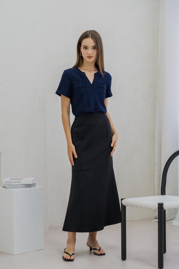 Tomi Textured V Neck Top In Navy (XS)