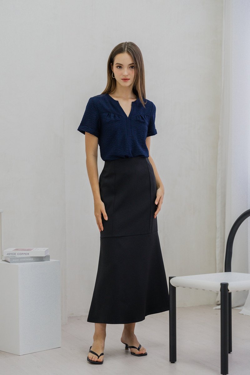Tomi Textured V Neck Top In Navy (XS)