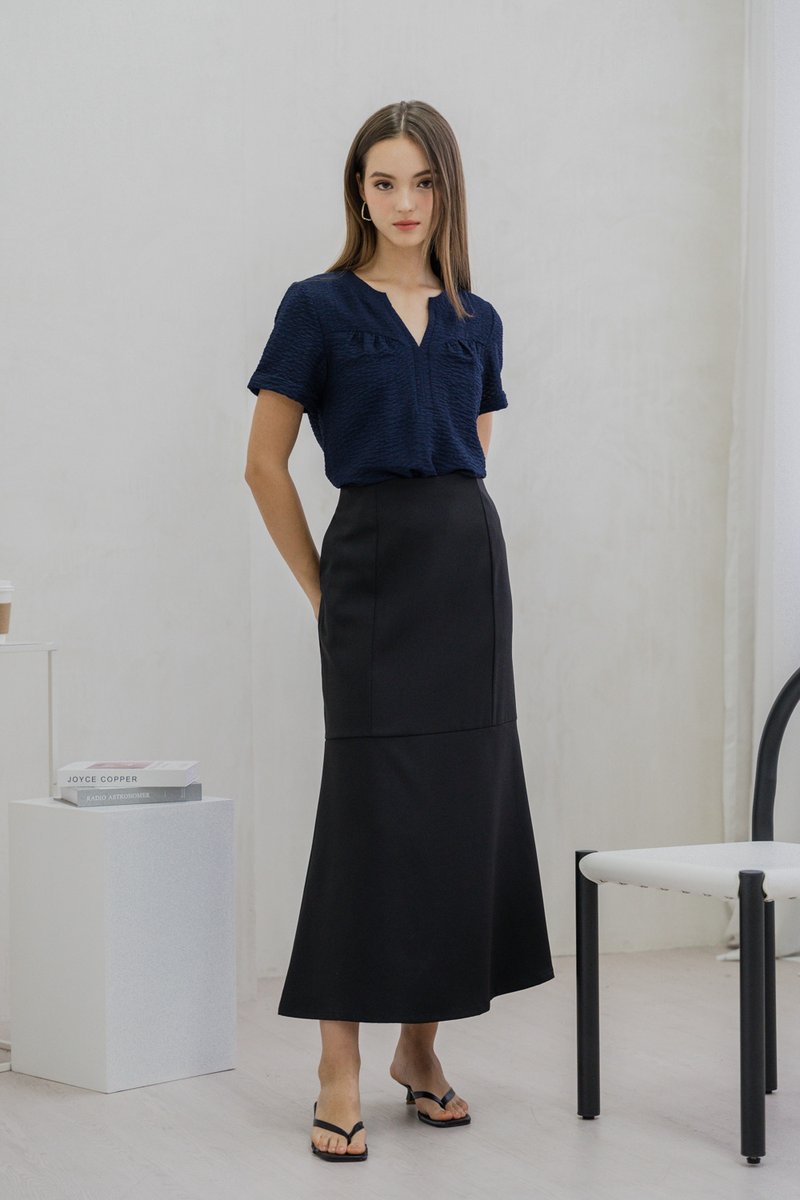 Tomi Textured V Neck Top In Navy (XS)