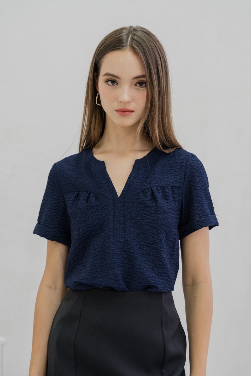 Tomi Textured V Neck Top In Navy (XS)