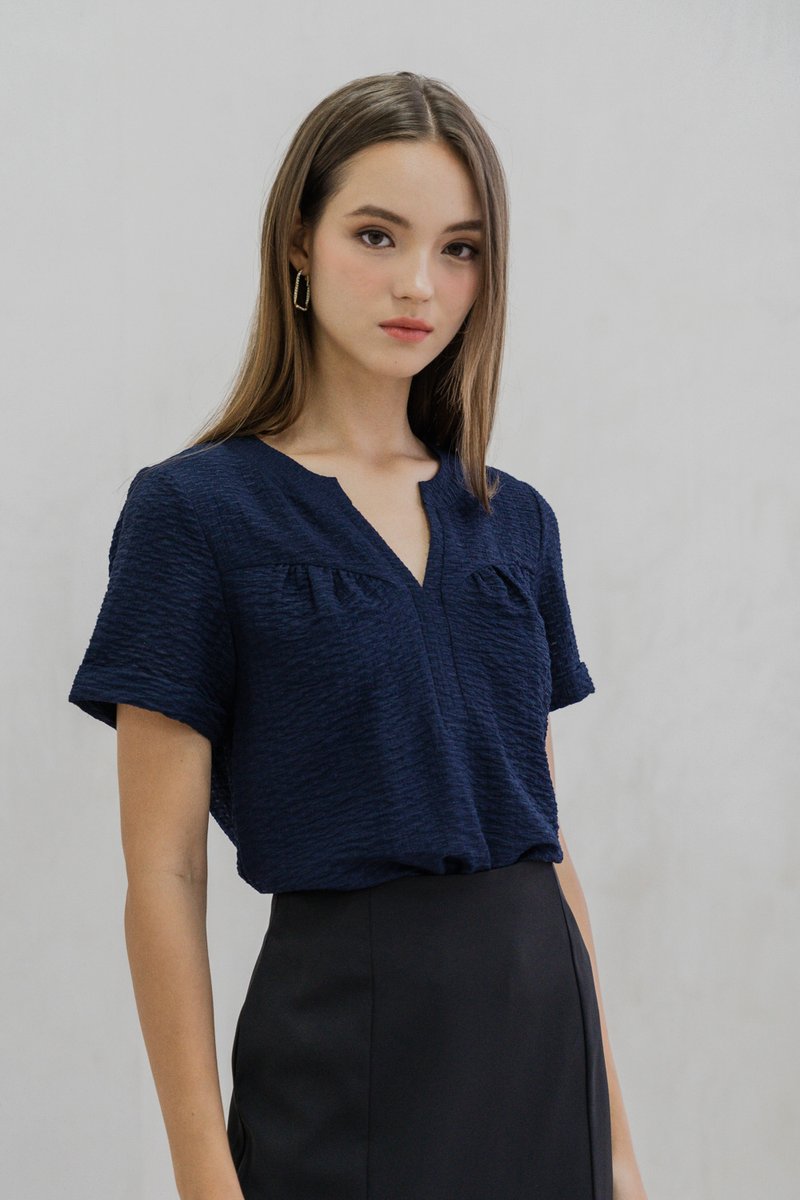 Tomi Textured V Neck Top In Navy (XS)