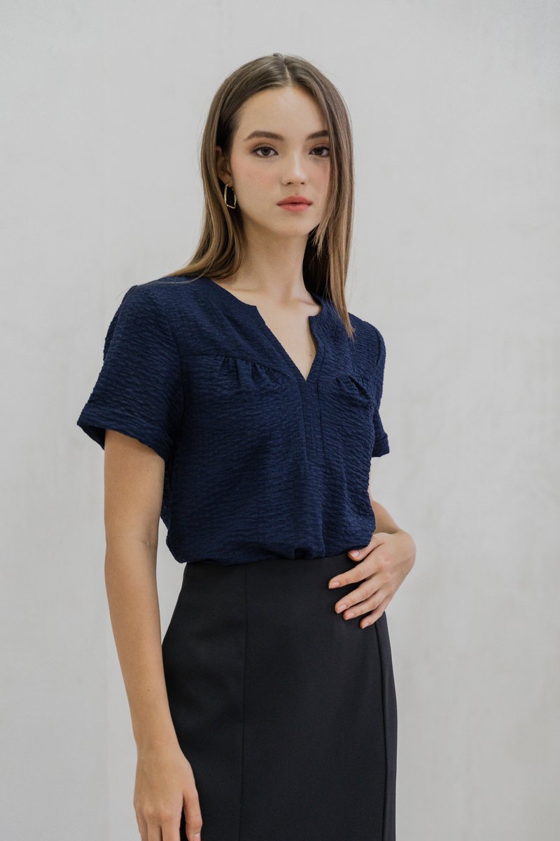 Tomi Textured V Neck Top In Navy (XS)