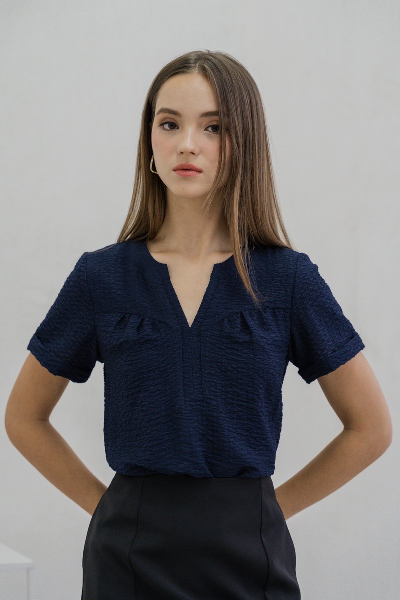 Tomi Textured V Neck Top In Navy (XS)