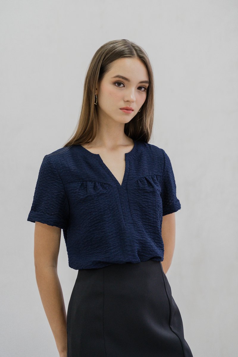 Tomi Textured V Neck Top In Navy (XS)