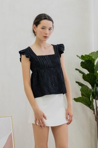 Everly Embroidery Pleat Top In Black (XS)