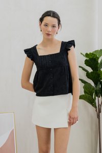 Everly Embroidery Pleat Top In Black (XS)