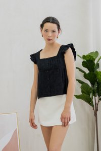 Everly Embroidery Pleat Top In Black (XS)