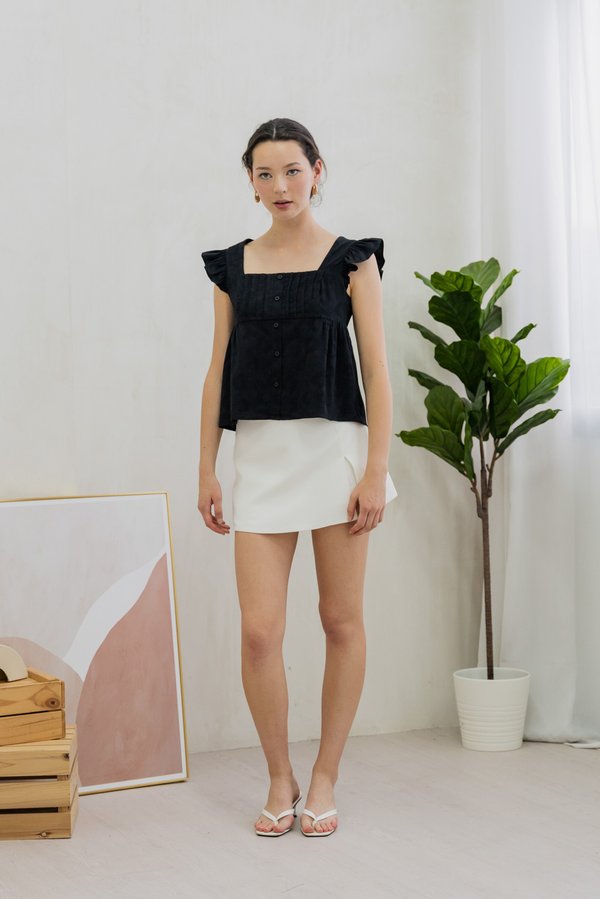 Everly Embroidery Pleat Top In Black (XS)