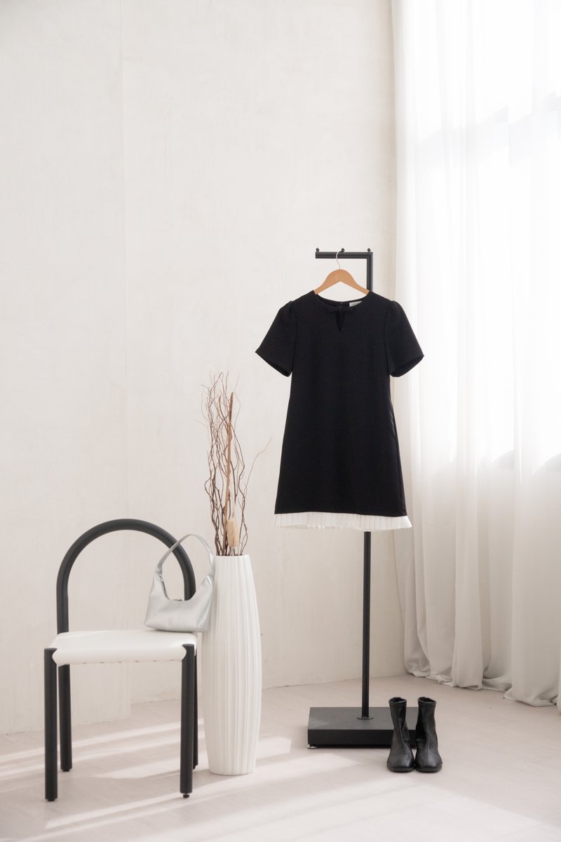 Britney Pleat Hem Bow Dress In Black (XS)