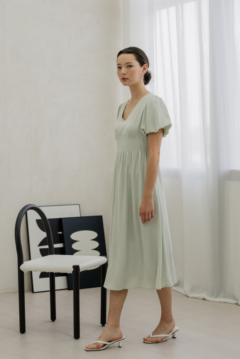 Paisley Puffed Sleeve Empire Midi Dress In Sage
