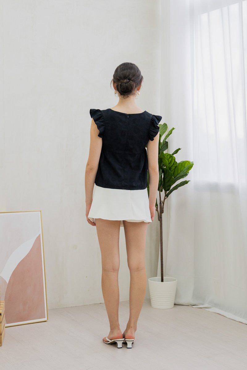Everly Embroidery Pleat Top In Black (XS)