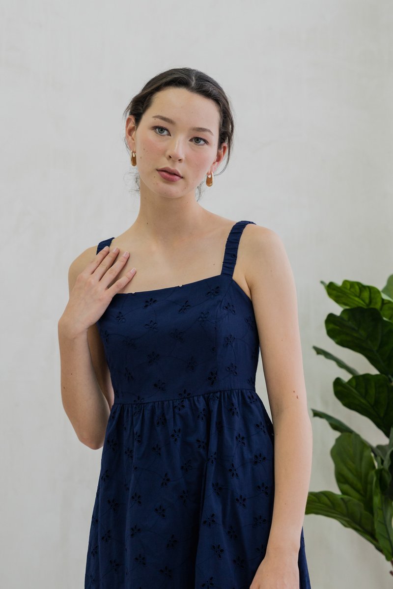 Elle Eyelet Midi Dress In Navy (XS)
