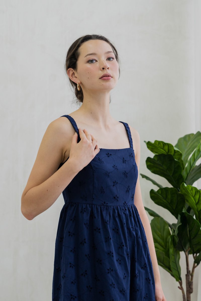 Elle Eyelet Midi Dress In Navy (XS)