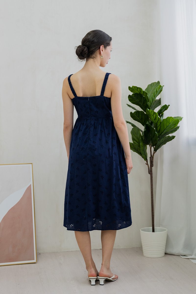 Elle Eyelet Midi Dress In Navy (XS)