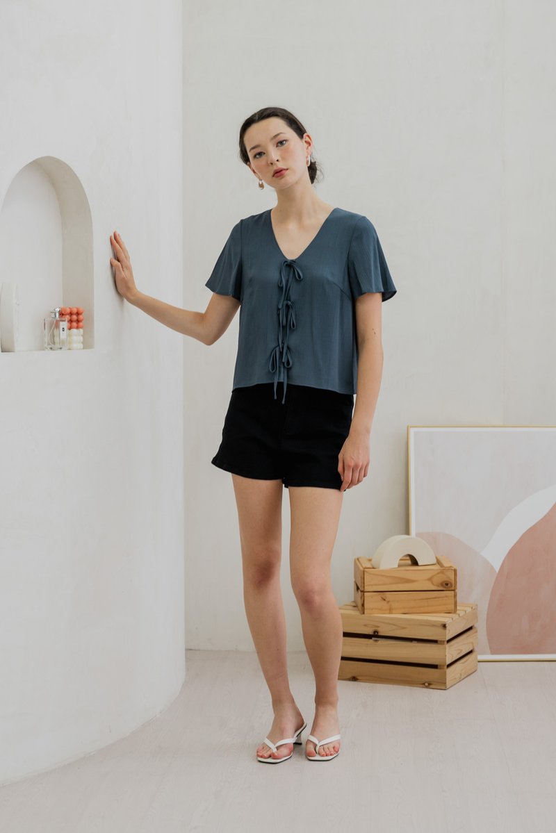 Tiera Textured Tie Ribbon Top In Gunmetal