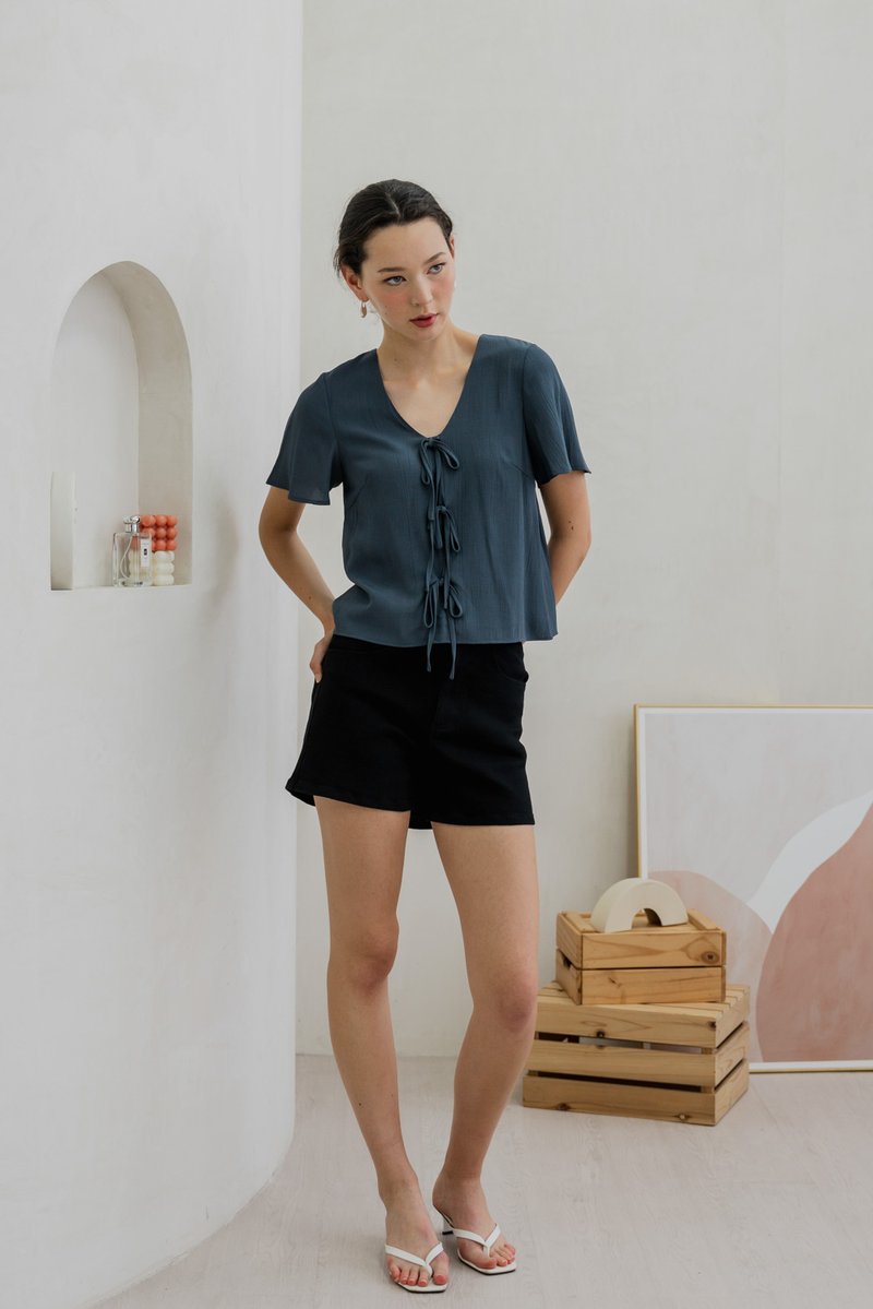 Tiera Textured Tie Ribbon Top In Gunmetal