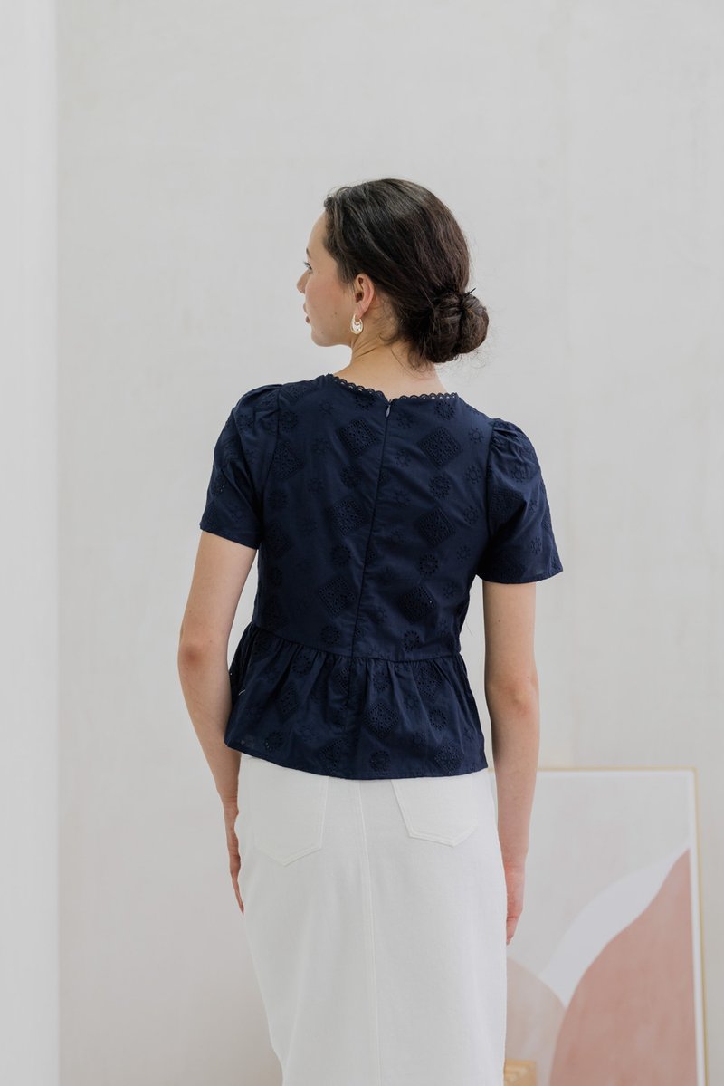 Cove Eyelet Peplum Top In Navy (XS)