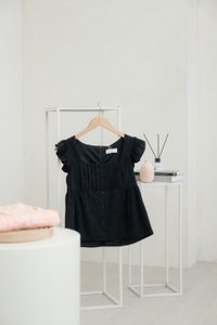 Everly Embroidery Pleat Top In Black (XS)