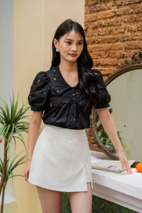 Petal Peterpan Collar Embroidered Top In Black (XS)