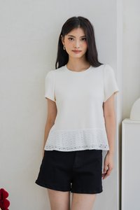 Hillarie Eyelet Hem Cotton Top In White (XS)