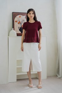 Hillarie Eyelet Hem Cotton Top In Wine (XS)