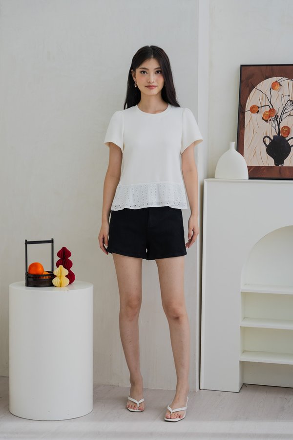 Hillarie Eyelet Hem Cotton Top In White (XS)