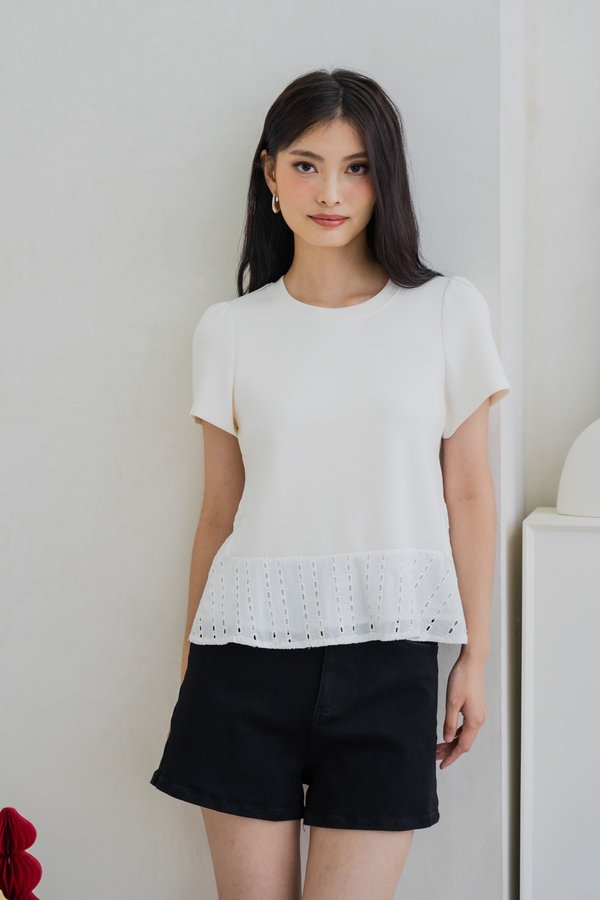 Hillarie Eyelet Hem Cotton Top In White (XS)