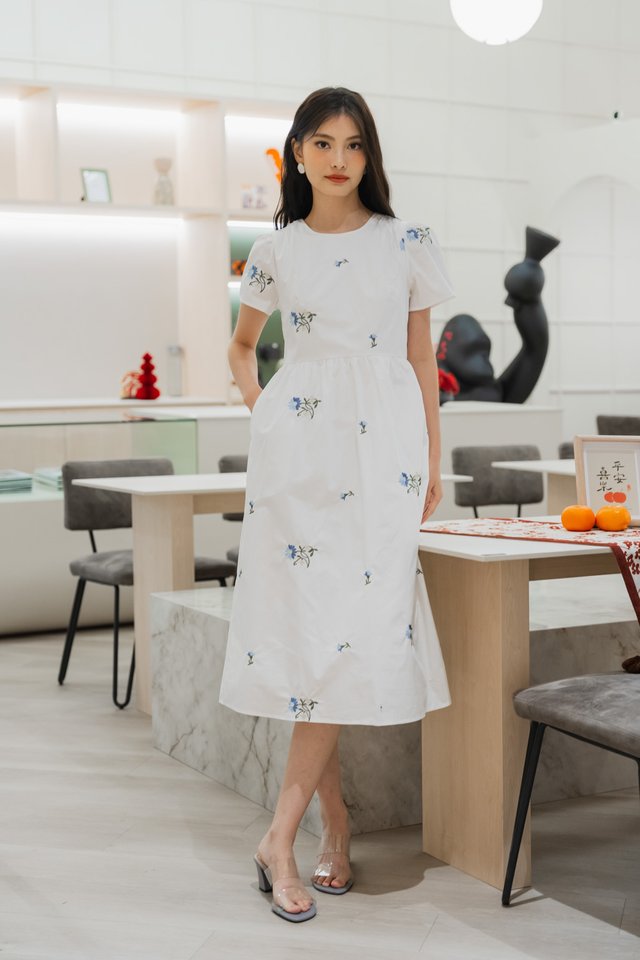 Melanie Floral Embroidery Midi Dress in White (XS)