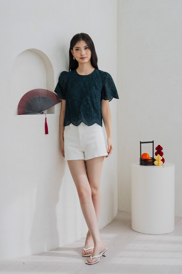Avery Eyelet Boxy Top In Emerald