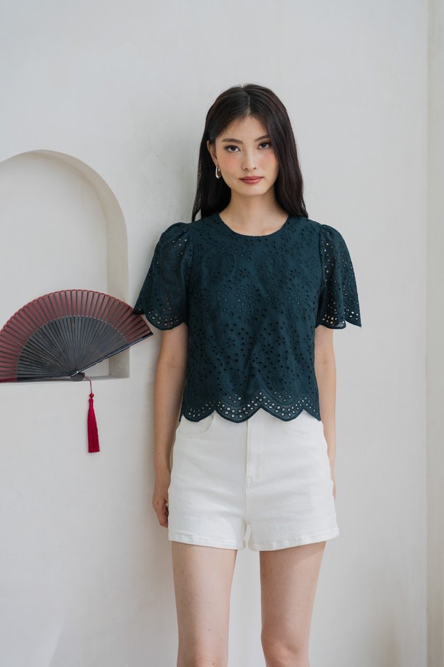 Avery Eyelet Boxy Top In Emerald