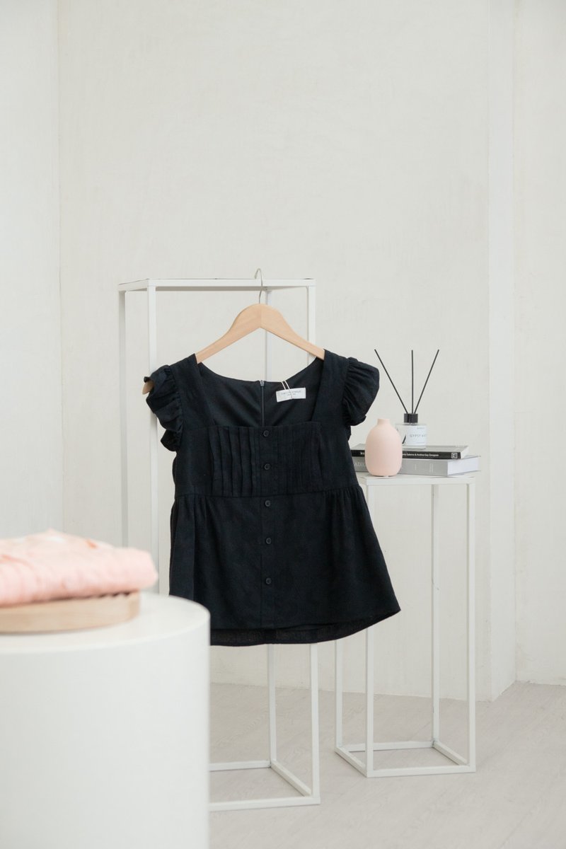 Everly Embroidery Pleat Top In Black (XS)