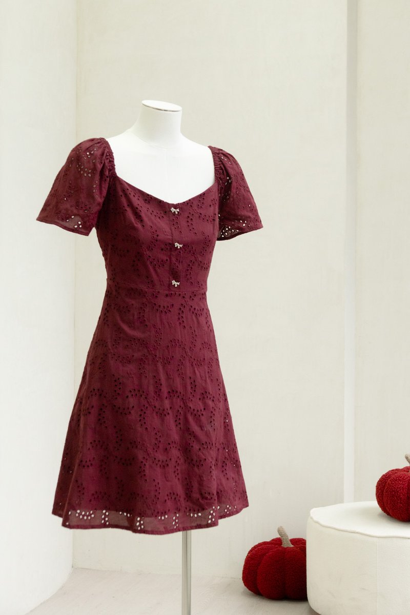 Evonka Eyelet Ribbonette Dress In Wine (XS)