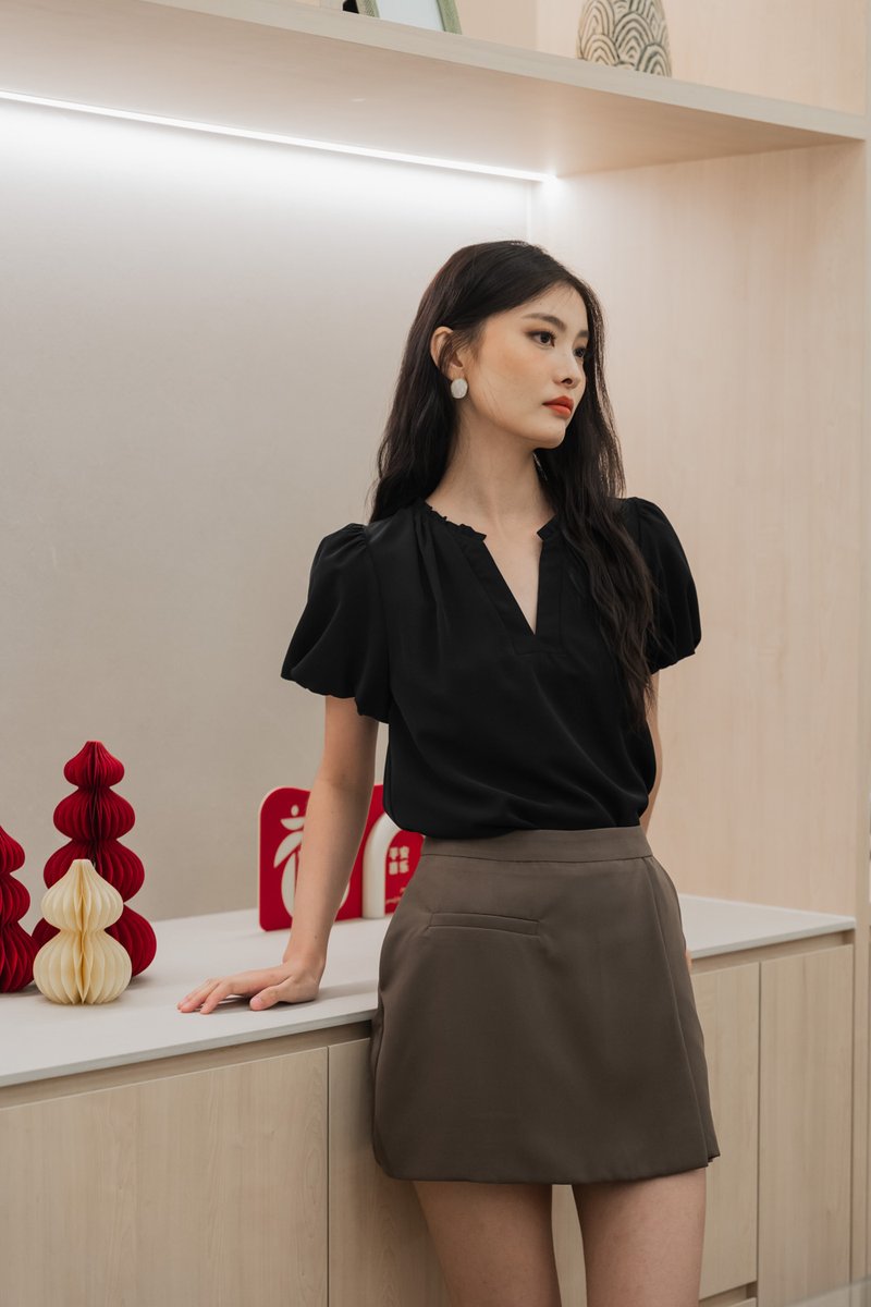 Phea Frilled Mandarin Collar Top In Black (XS)