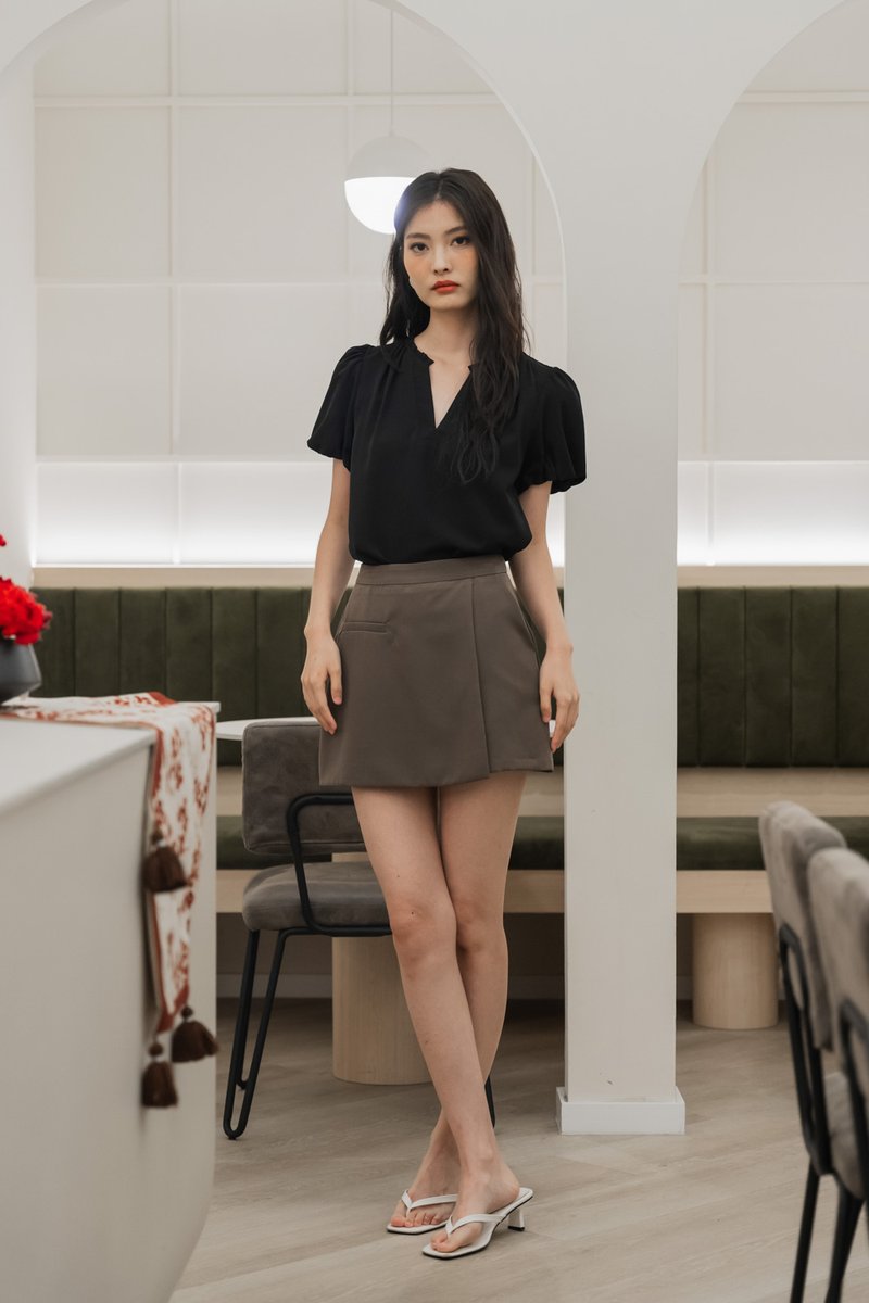 Phea Frilled Mandarin Collar Top In Black (XS)