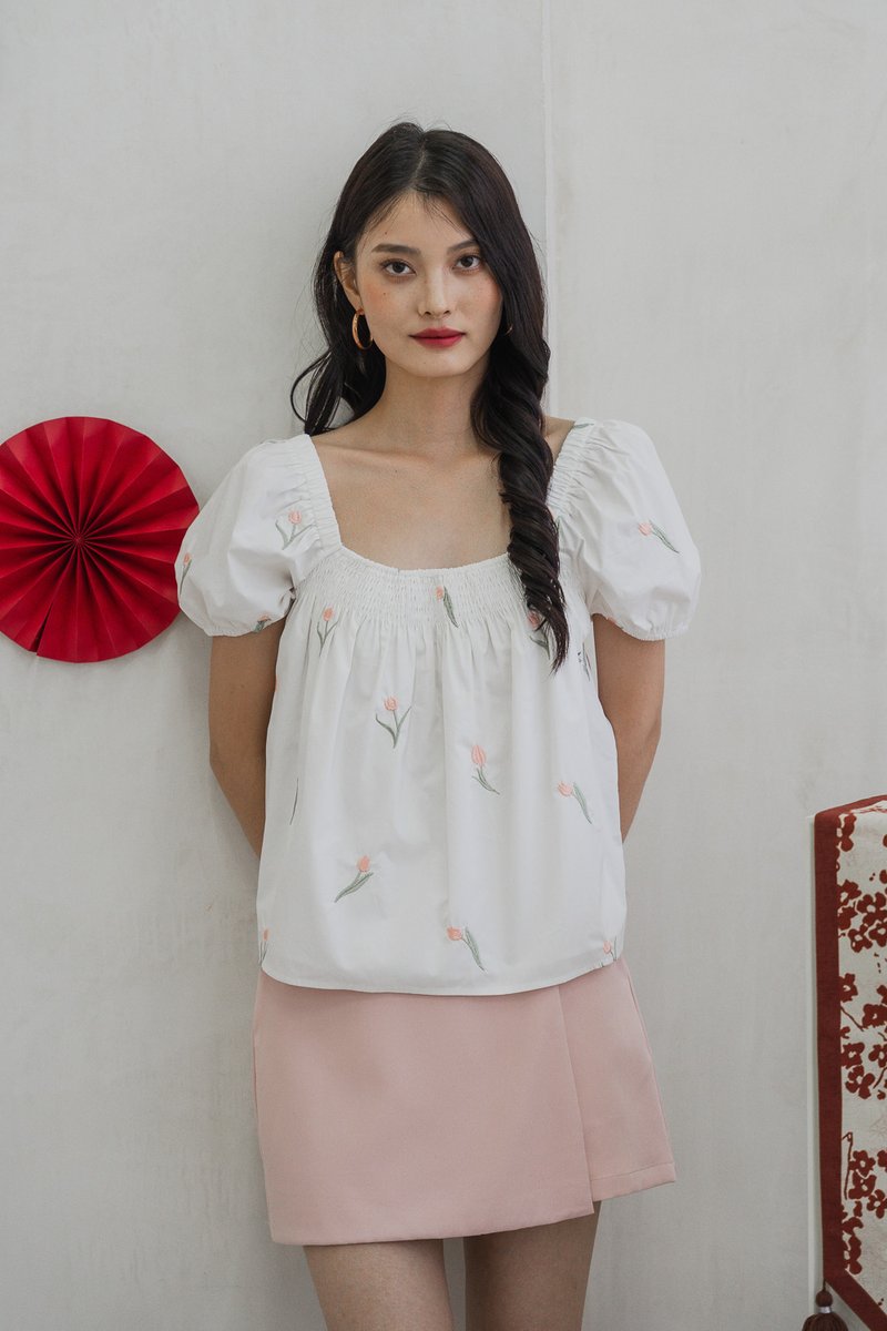 Tinker Tulip Embroidery Top In White (XS)