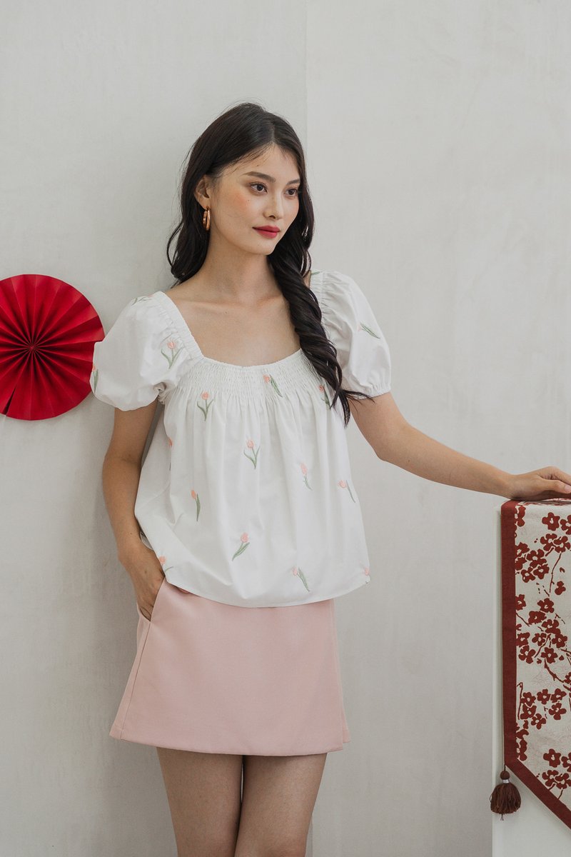 Tinker Tulip Embroidery Top In White (XS)
