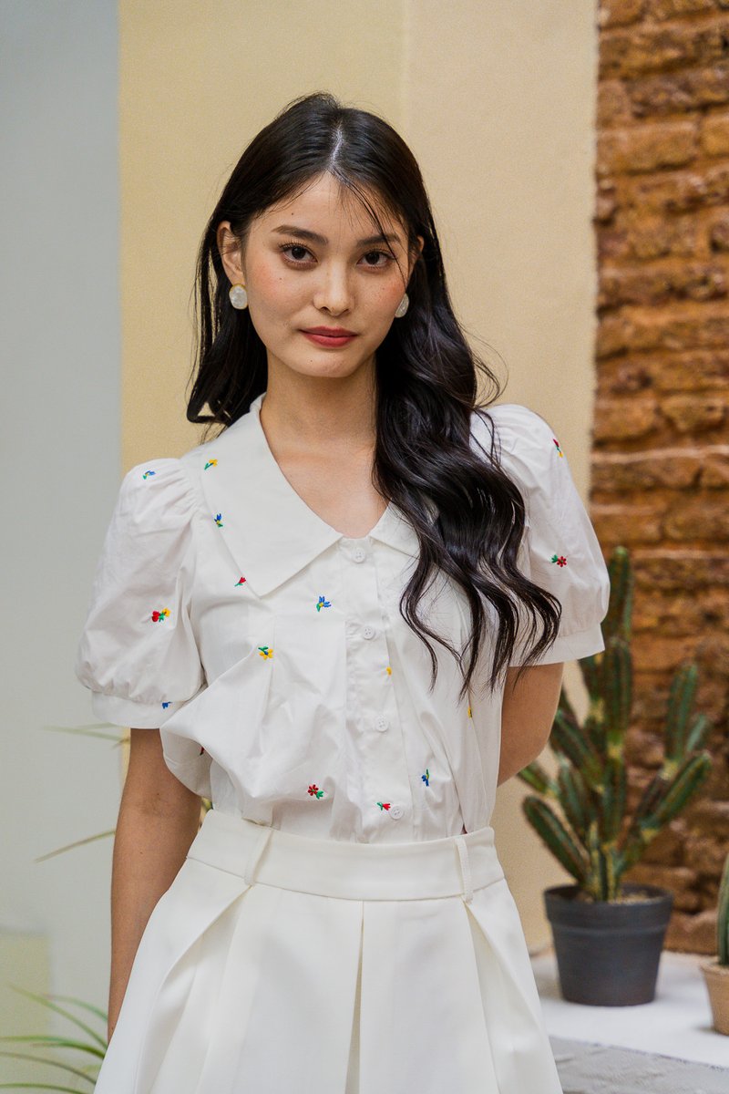 Petal Peterpan Collar Embroidered Top In White (XS)