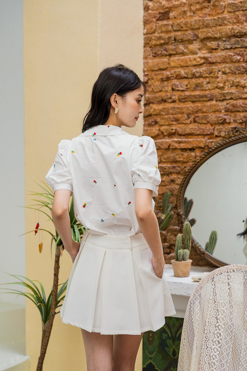 Petal Peterpan Collar Embroidered Top In White (XS)