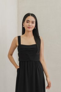 Pola Pleated Midi Dress In Black