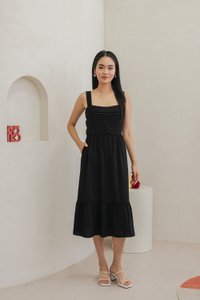 Pola Pleated Midi Dress In Black