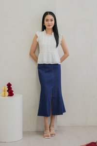 Sweeny Swiss Dot Pintuck Button Top In White (XL)