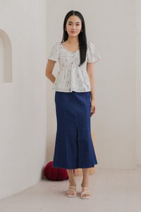 Rexa Ribbon Print Sweetheart Top In White (XS)