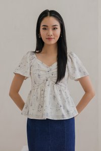 Rexa Ribbon Print Sweetheart Top In White (XS)
