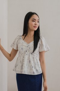Rexa Ribbon Print Sweetheart Top In White (XS)